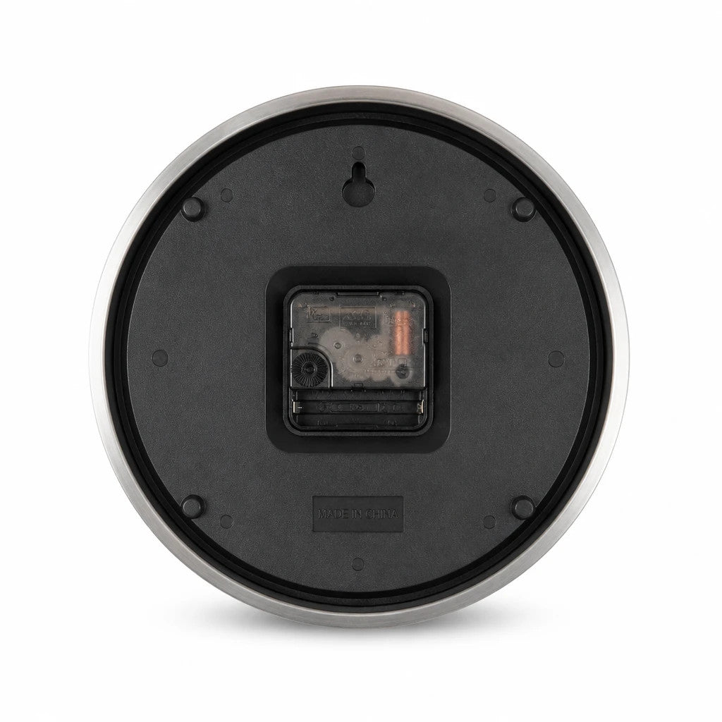 Rückansicht der Standuhren.com Funkwanduhr AMS F5541 mit schwarzem Kunststoffgehäuse und Batteriefach
