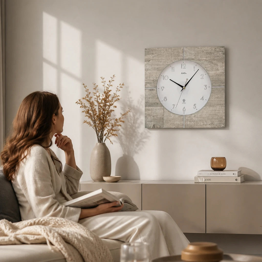 Standuhren.com 🕰️ quadratische AMS Funkwanduhr mit Holzrahmen in grauer Betonoptik in einem modernen Wohnzimmer