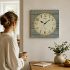 Standuhren.com 🕰️ AMS Funkwanduhr mit antikem Holzgehäuse in quadratischer Form an einer hellen Wand
