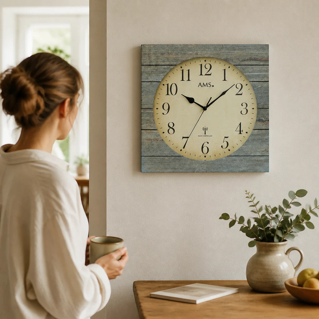 Standuhren.com 🕰️ AMS Funkwanduhr mit antikem Holzgehäuse in quadratischer Form an einer hellen Wand