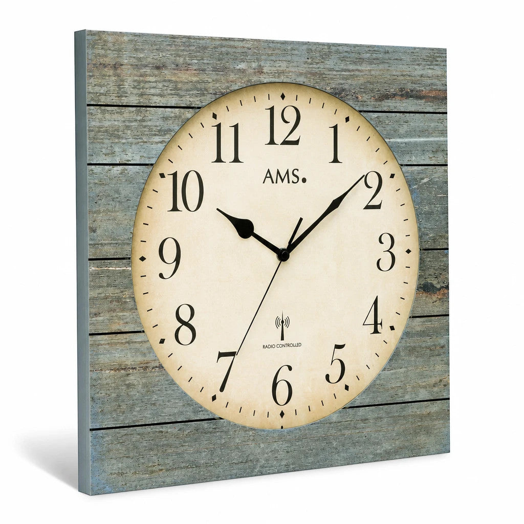 Standuhren.com 🕰️ AMS F5549 Funkwanduhr mit quadratischem Holzgehäuse in Antik-Optik und bedrucktem Zifferblatt