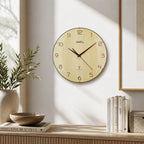 Standuhren.com 🕰️ AMS F5557 Funkwanduhr mit heller Holzoptik, gewölbtem Glas und präzisem Funkwerk an einer Wand.