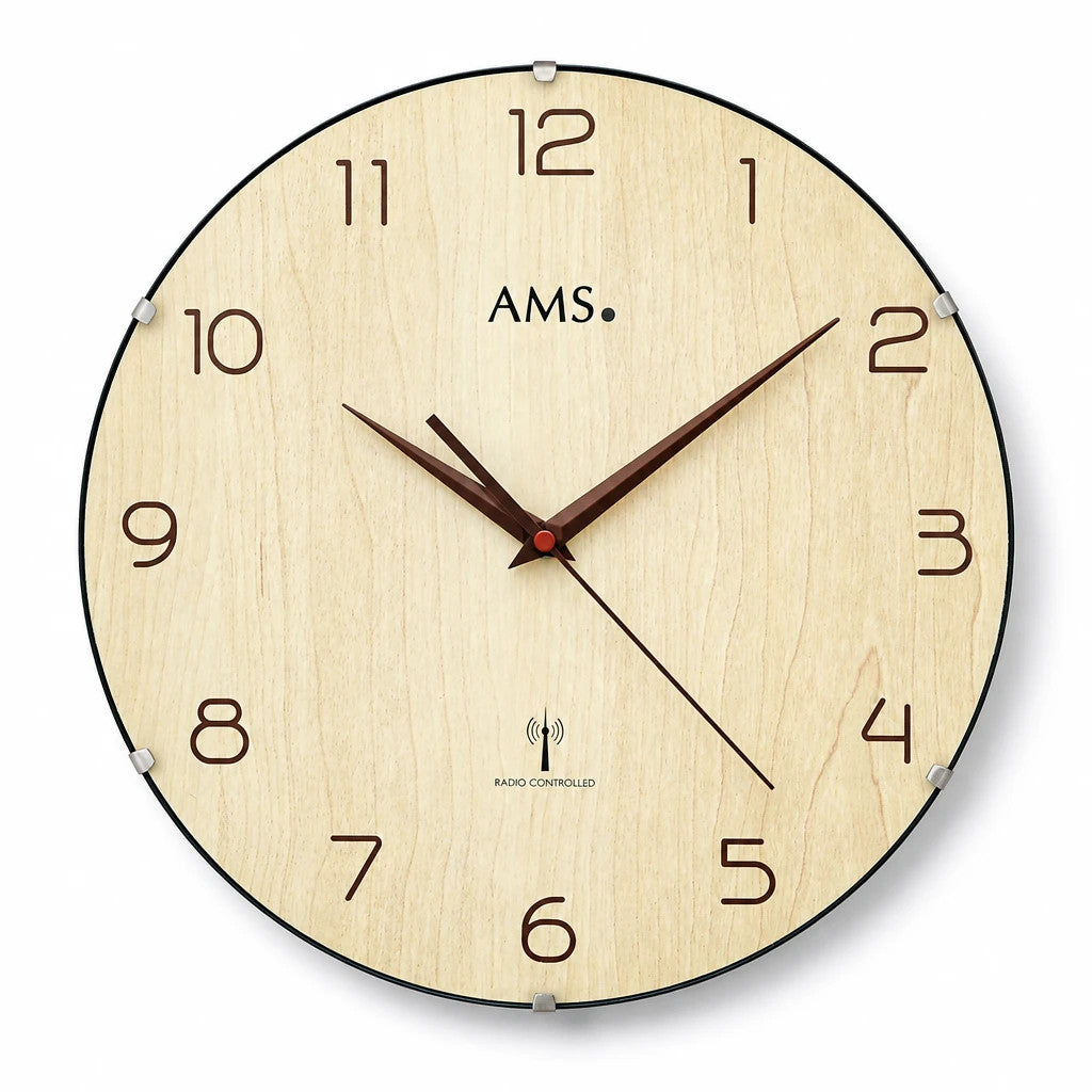 Standuhren.com 🕰️ AMS F5557 Funkwanduhr mit heller Holzoptik, braunen Ziffern und gewölbtem Glas