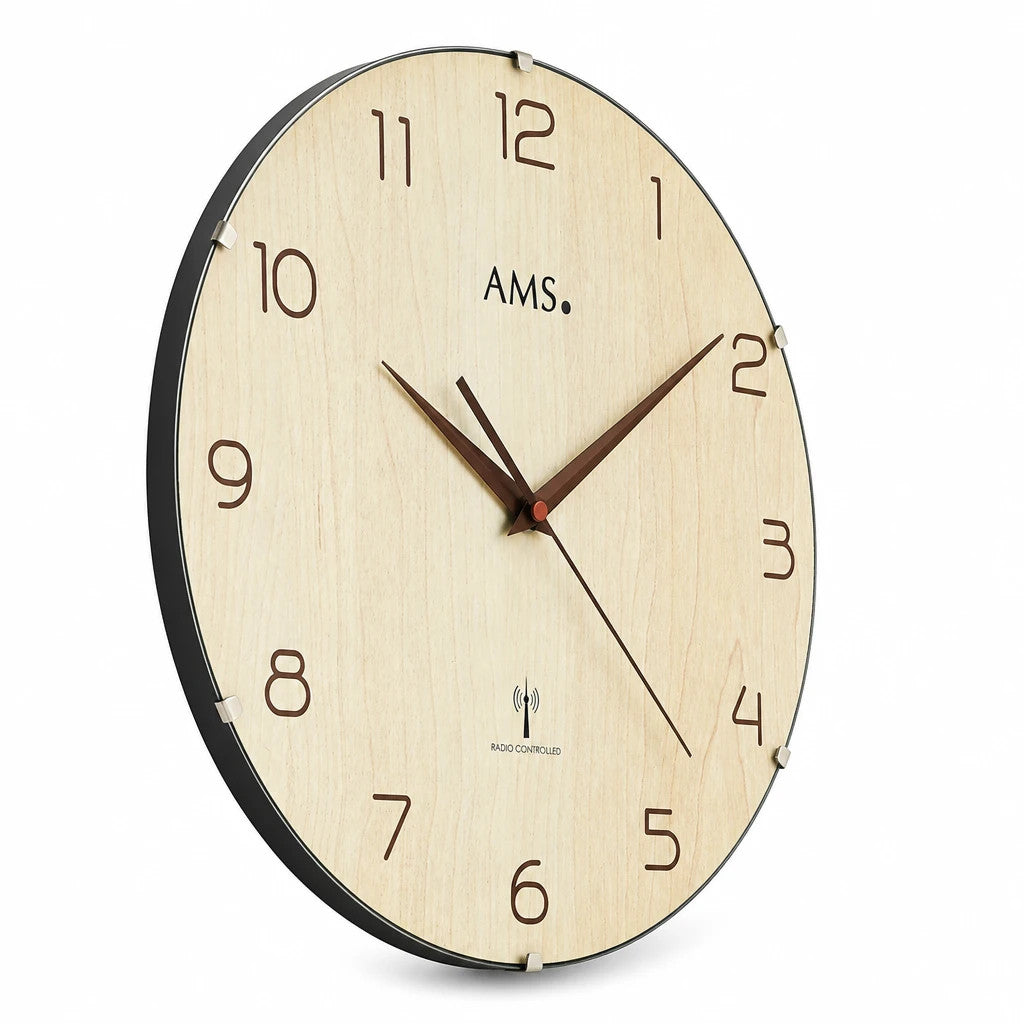 Standuhren.com 🕰️ AMS F5557 Funkwanduhr mit hellem Zifferblatt in Holzoptik und schwarzem Kunststoffgehäuse