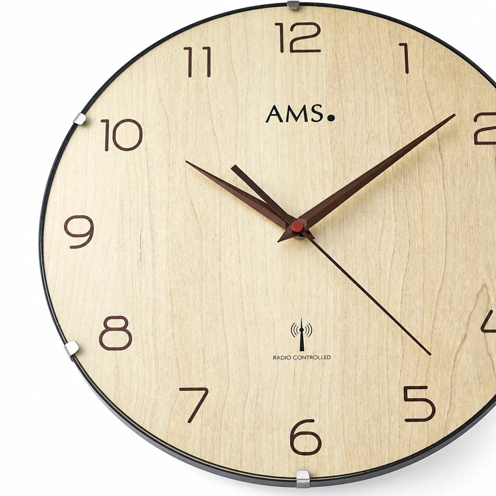 Standuhren.com 🕰️ AMS F5557 Funkwanduhr mit hellem Zifferblatt in Holzoptik und schwarzem Kunststoffgehäuse