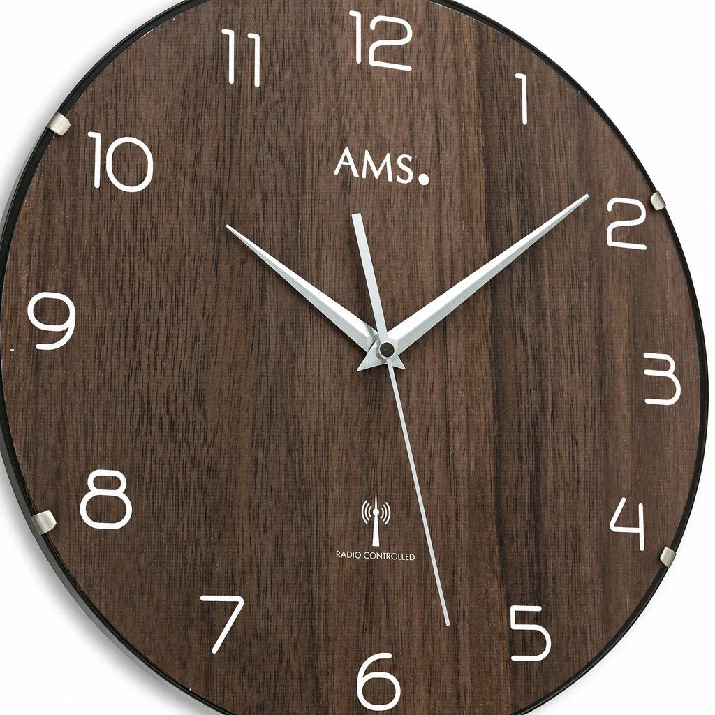 Standuhren.com 🕰️ AMS Funkwanduhr mit braunem Zifferblatt in Nussbaumoptik und eleganten weißen Ziffern