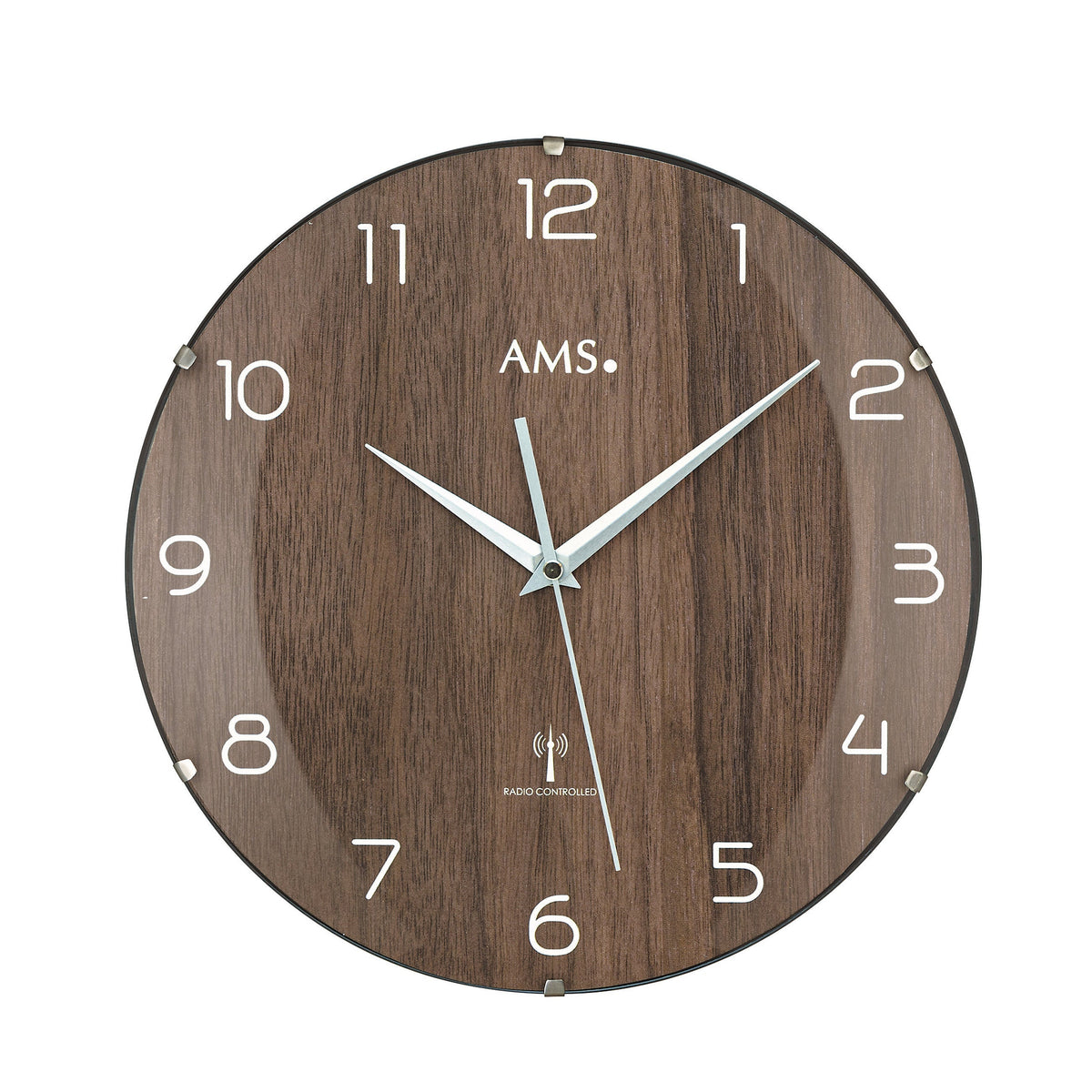 Standuhren.com 🕰️ AMS Funkwanduhr mit braunem Zifferblatt in Nussbaumoptik, gewölbtem Glas und weißen Ziffern.