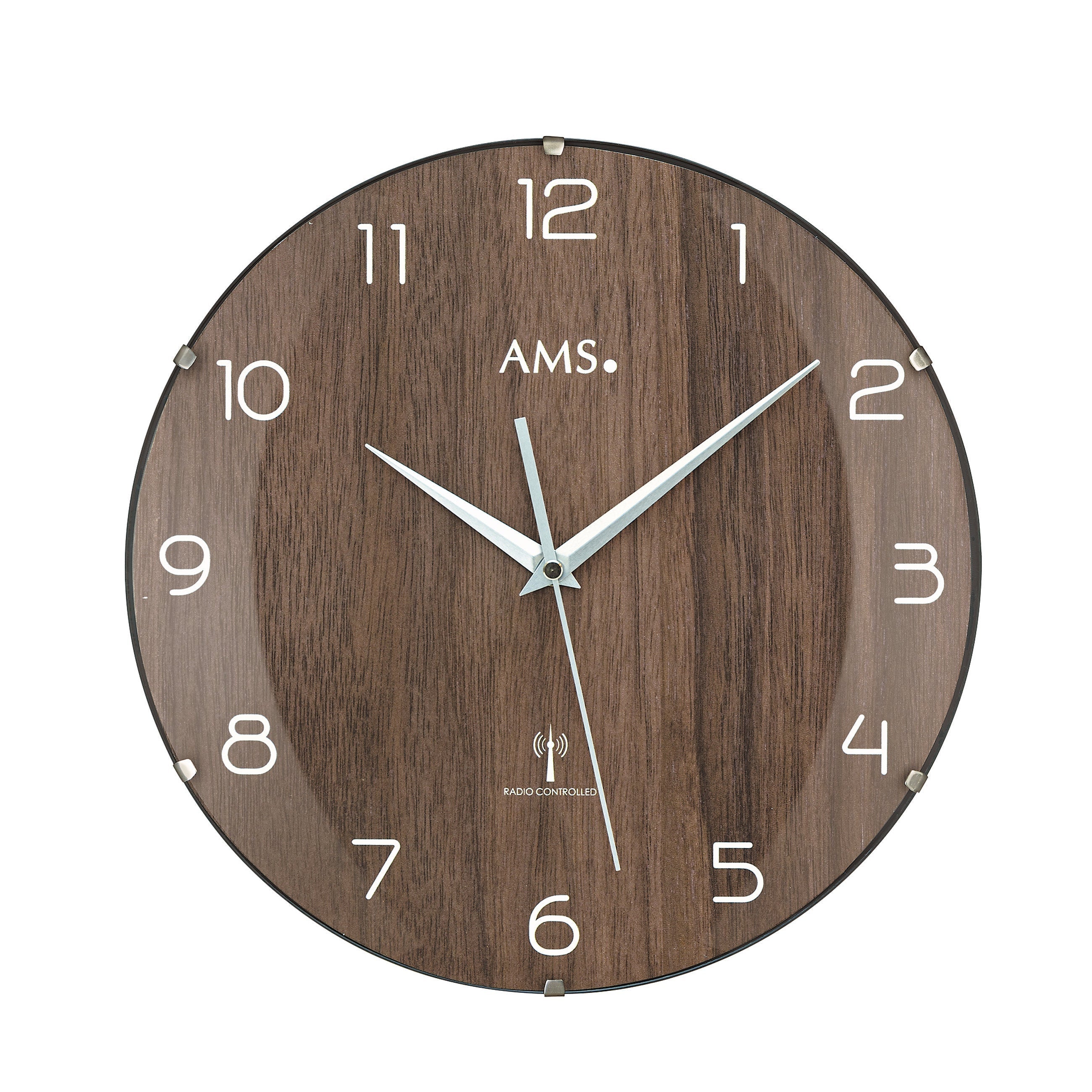 Standuhren.com 🕰️ AMS Funkwanduhr mit braunem Zifferblatt in Nussbaumoptik, gewölbtem Glas und weißen Ziffern.