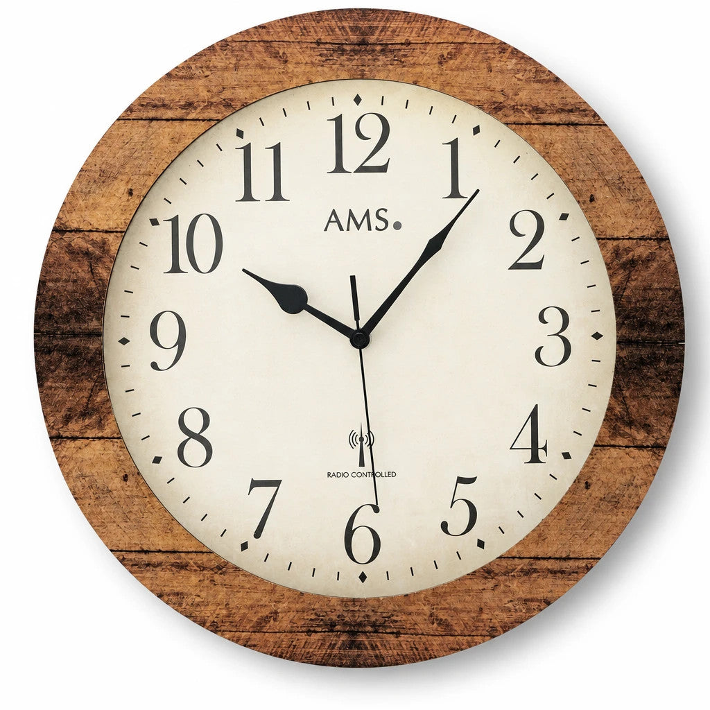 Standuhren.com 🕰️ AMS F5560 Funkwanduhr mit rundem Holzgehäuse, natürlicher Holzstruktur und hellem Zifferblatt.