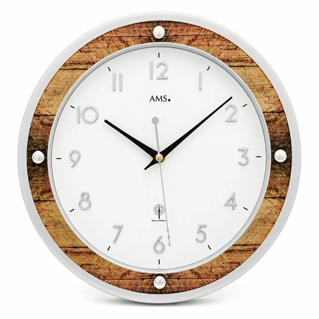 Standuhren.com 🕰️ AMS Funkwanduhr F5565 mit braunem Glasaufsatz, weißem Zifferblatt und silbernen Ziffern.
