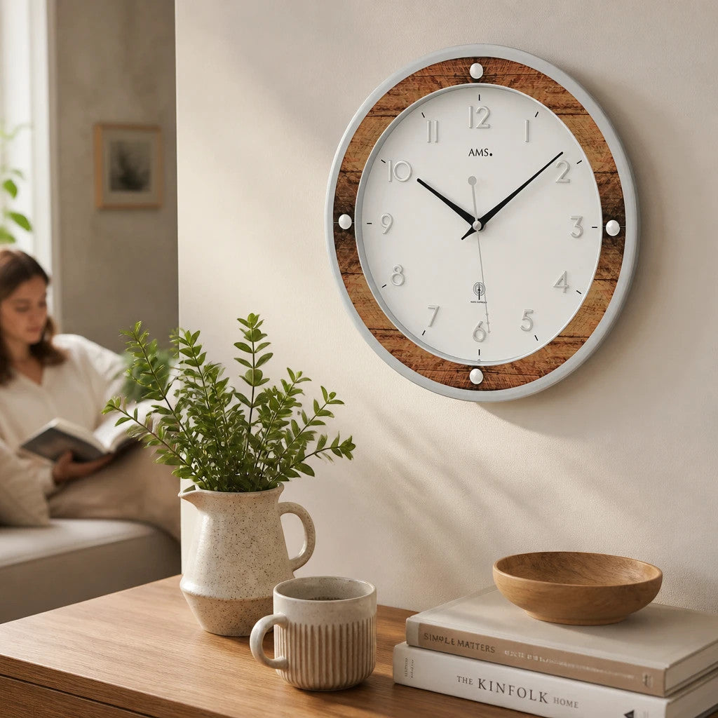 Standuhren.com 🕰️ AMS F5565 Funkwanduhr mit braunem Glasaufsatz und weißem Zifferblatt in modernem Wohnambiente