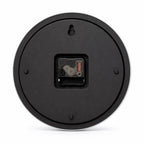Rückseite der Standuhren.com AMS F5565 Funkwanduhr mit schwarzem Kunststoffgehäuse und Batteriefach