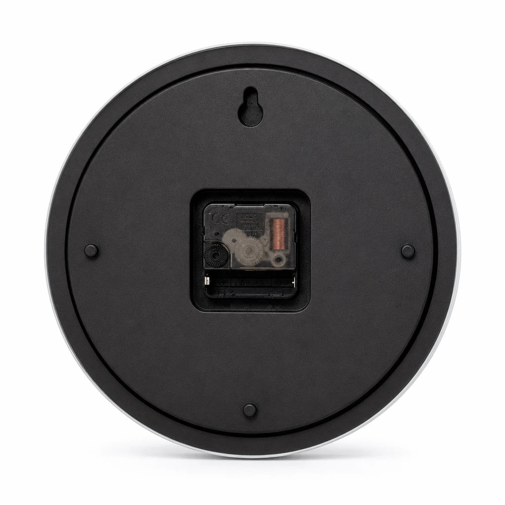 Rückseite der Standuhren.com AMS F5565 Funkwanduhr mit schwarzem Kunststoffgehäuse und Batteriefach