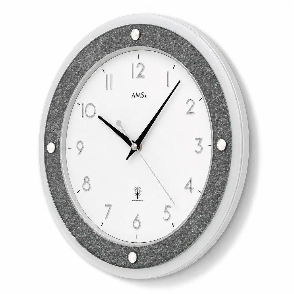 Standuhren.com 🕰️ AMS F5566 Funkwanduhr in Grau mit weißem Zifferblatt, Glasaufsatz und modernen aufgelegten Zahlen.