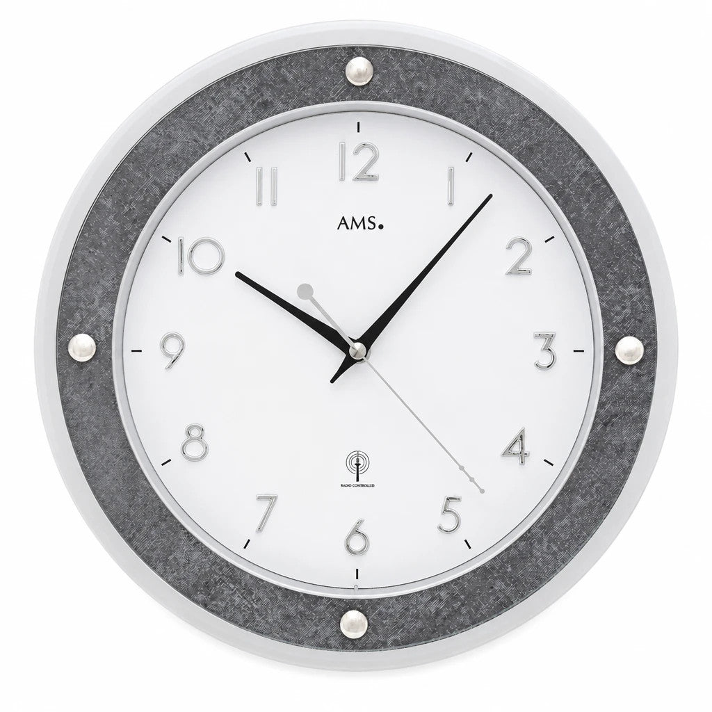 Standuhren.com 🕰️ AMS F5566 Funkwanduhr in Grau mit weißem Zifferblatt, Glasaufsatz und erhabenen Ziffern.