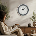 Standuhren.com 🕰️ AMS Funkwanduhr F5566 in Grau mit Glasaufsatz und aufgelegten Zahlen in modernem Wohnzimmer