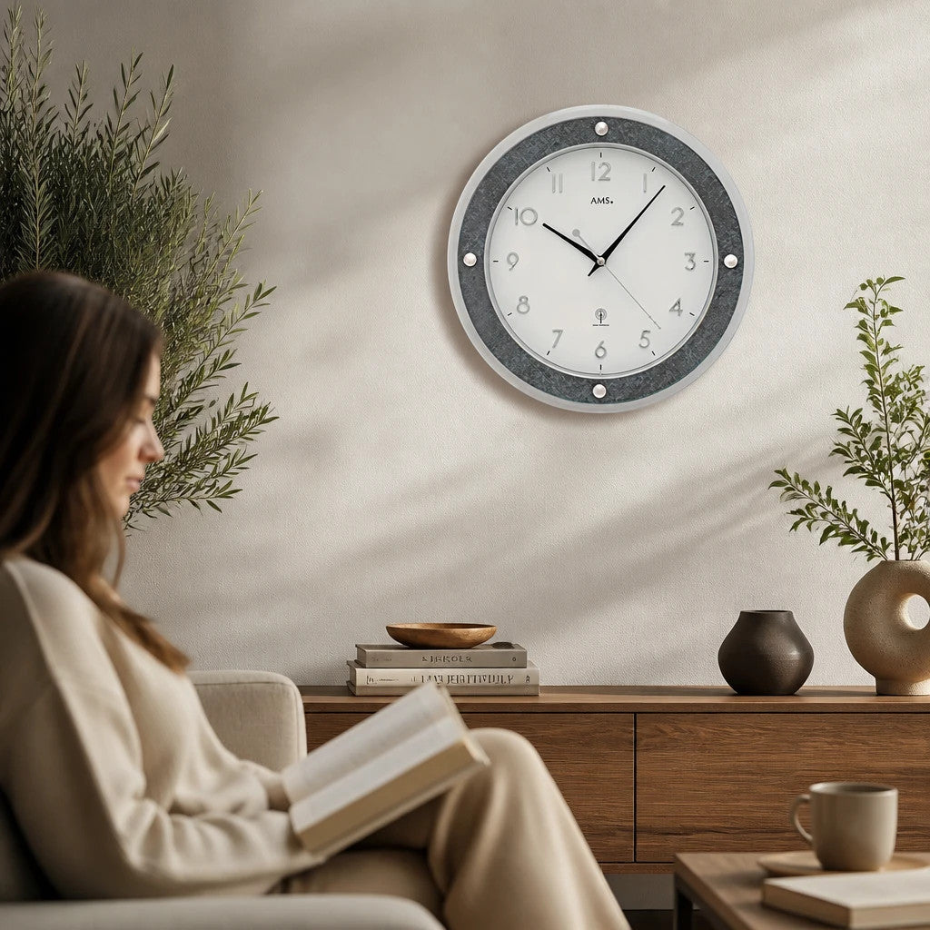 Standuhren.com 🕰️ AMS Funkwanduhr F5566 in Grau mit Glasaufsatz und aufgelegten Zahlen in modernem Wohnzimmer