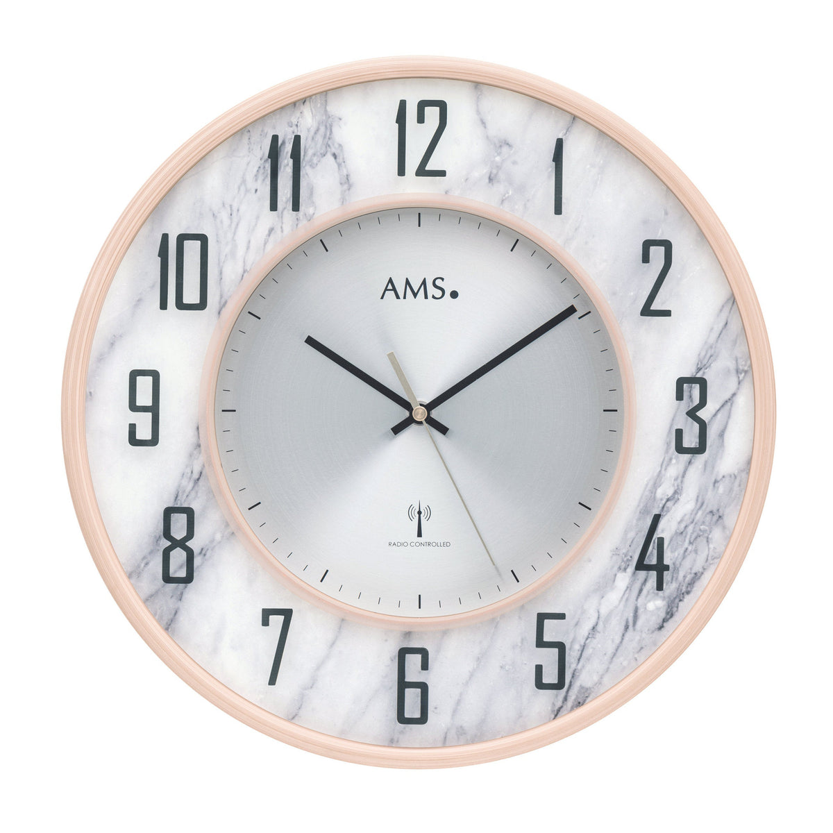 Standuhren.com 🕰️ AMS Funkwanduhr mit Marmoroptik-Gehäuse, bedrucktem Mineralglas und silbernem Aluminium-Zifferblatt.