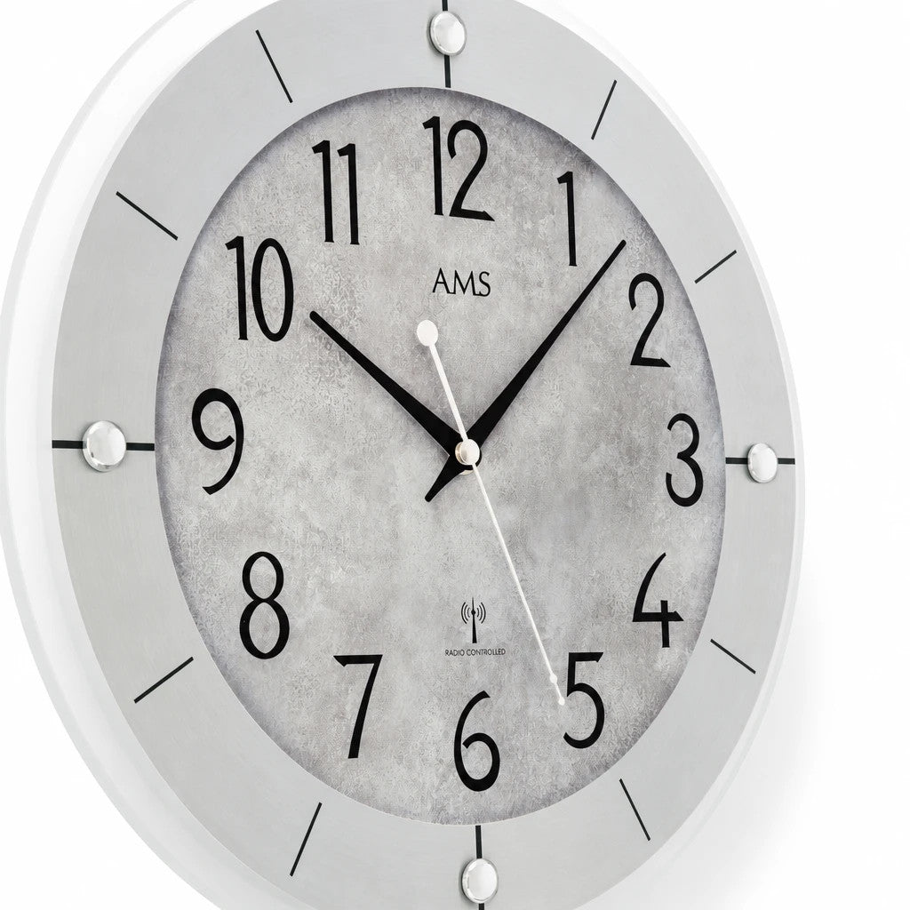 Standuhren.com 🕰️ AMS Funkwanduhr F5590 mit grauem Zifferblatt, Aluminium-Gehäuse und facettiertem Mineralglas