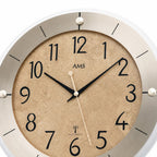 Standuhren.com 🕰️ AMS Funkwanduhr mit beigem Zifferblatt, Aluminium-Rahmen und facettiertem Mineralglas im Detail