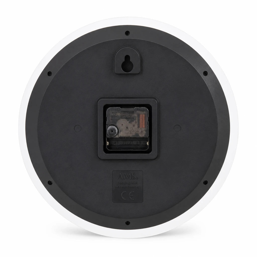 Rückseite der Standuhren.com 🕰️ AMS F5591 Funkwanduhr mit schwarzem Kunststoffgehäuse und Batteriefach