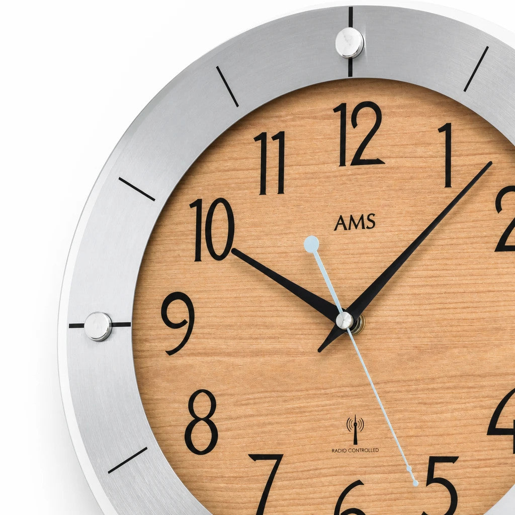 Standuhren.com 🕰️ AMS Funkwanduhr mit hellem Holz-Zifferblatt, Aluminium-Rahmen und facettiertem Mineralglas