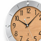 Standuhren.com 🕰️ AMS Funkwanduhr mit hellem Holz-Zifferblatt, Aluminium-Rahmen und facettiertem Mineralglas