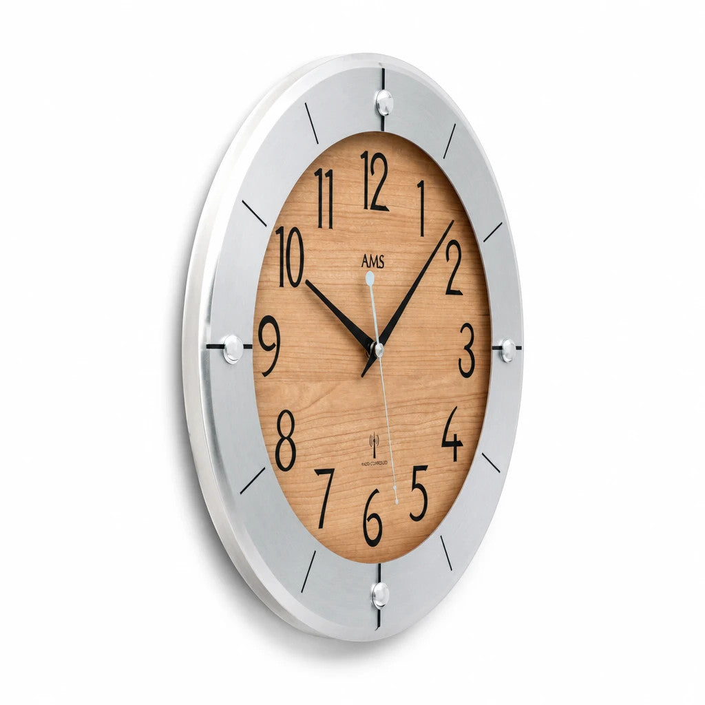 Standuhren.com 🕰️ AMS Funkwanduhr mit Aluminium-Gehäuse, Holzoptik-Zifferblatt und facettiertem Mineralglas