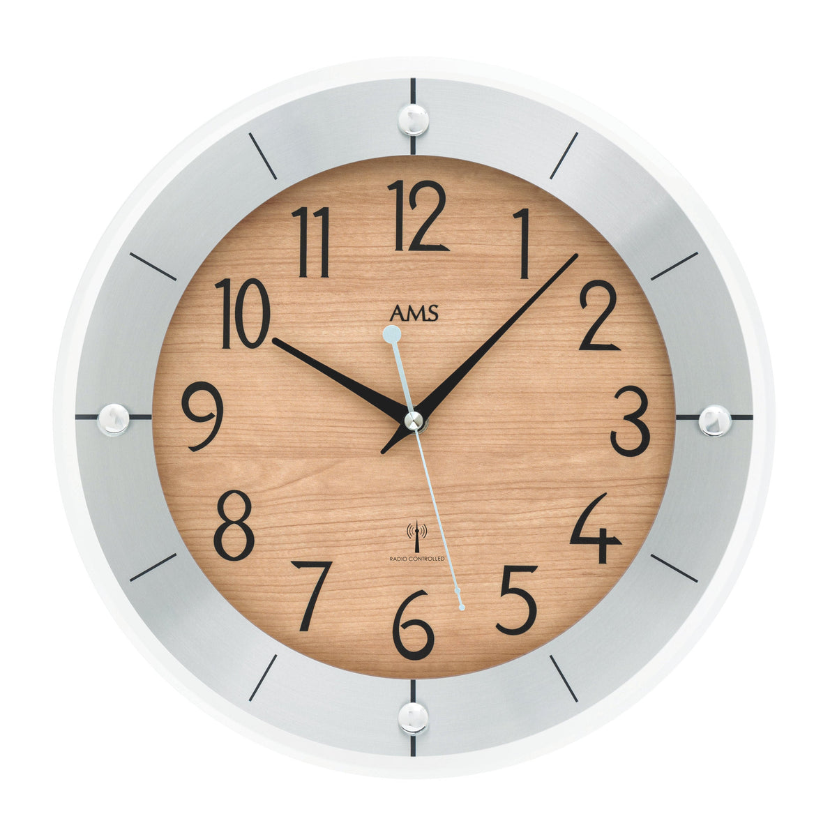 Standuhren.com 🕰️ AMS Funkwanduhr mit Holzoptik-Zifferblatt, Aluminium-Rahmen und facettiertem Mineralglas