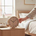 Standuhren.com 🕰️ AMS F5118 Funk-Tischuhr aus hellem Holz mit Mineralglas auf einem Nachttisch im Schlafzimmer