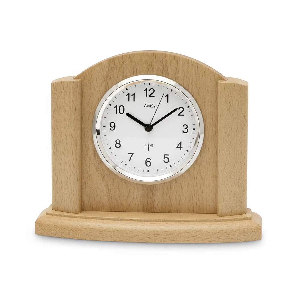 Standuhren.com 🕰️ AMS Funk-Tischuhr aus hellem Buchen-Massivholz mit weißem Zifferblatt und Aluminium-Frontreif