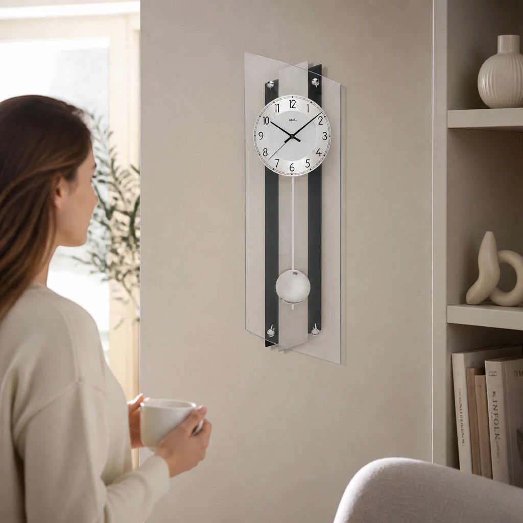 Standuhren.com 🕰️ AMS F5262 Funk-Pendeluhr mit schwarzer Holzrückwand, Aluminium-Zifferblatt und Mineralglas.