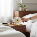 Standuhren.com 🕰️ AMS F5179 Funk-Tischuhr aus Aluminium in Gold-Silber-Optik auf einem Nachttisch im Schlafzimmer