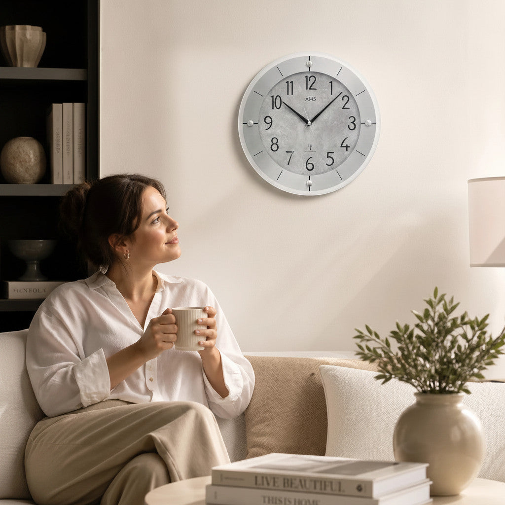 Standuhren.com 🕰️ AMS F5590 Funkwanduhr mit Aluminium-Gehäuse und facettiertem Mineralglas in einem modernen Wohnzimmer