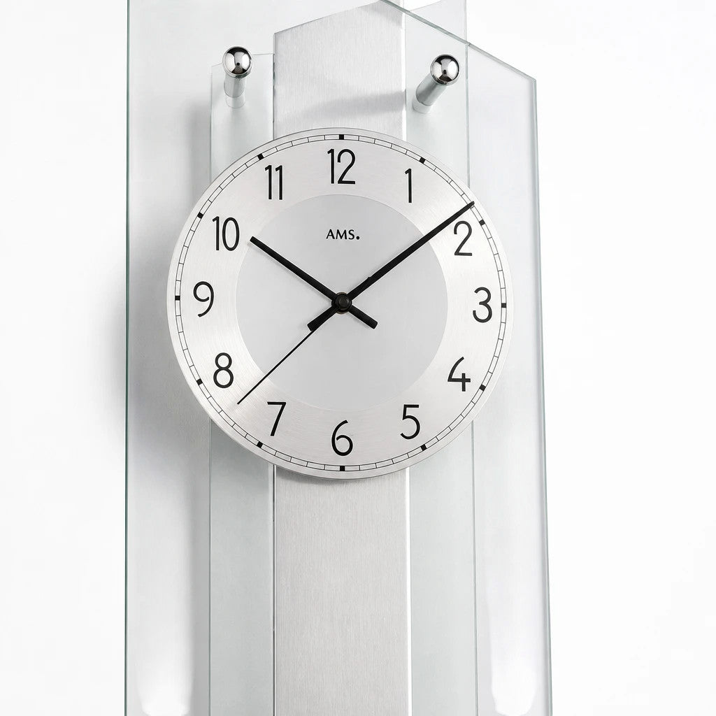 Standuhren.com 🕰️ AMS F5261 Funkwanduhr mit silberlackierter Holzrückwand, Aluminium-Zifferblatt und Mineralglas