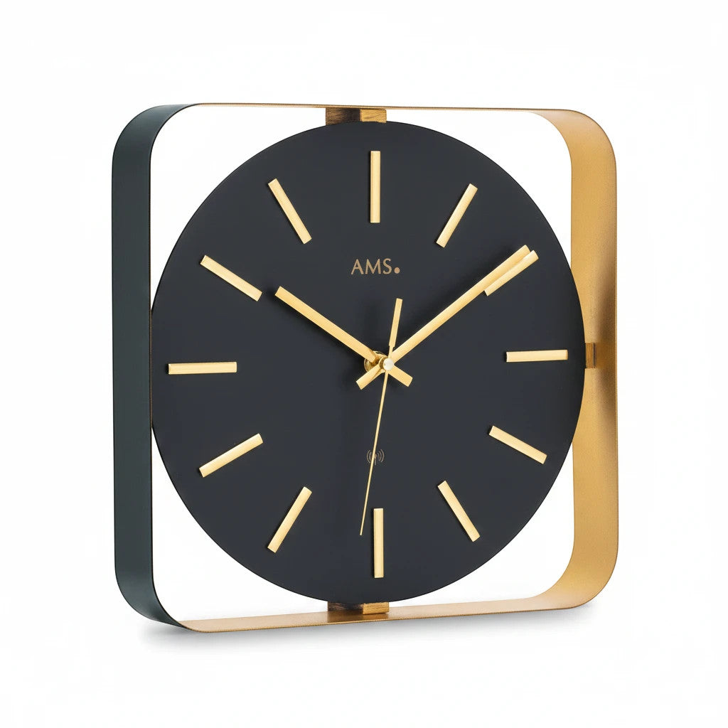 Standuhren.com 🕰️ AMS F5585 Funkwanduhr mit schwarzem Metallgehäuse und elegantem messingfarbenem Zifferblatt