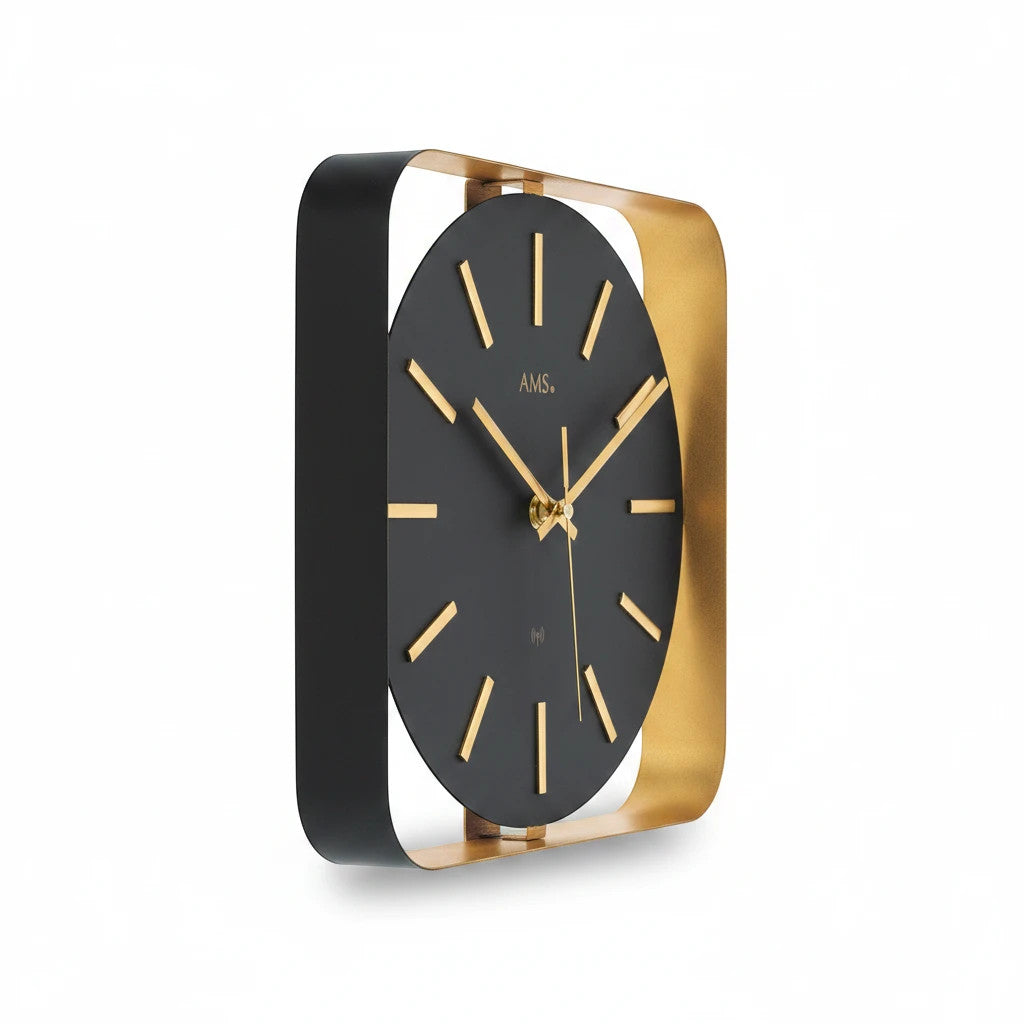 Standuhren.com 🕰️ AMS F5585 Funkwanduhr mit schwarzem Metallgehäuse und elegantem messingfarbenem Zifferblatt