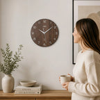 Standuhren.com 🕰️ AMS Funkwanduhr mit Nussbaum-Optik und weißem Zifferblatt in einem modernen Wohnraum