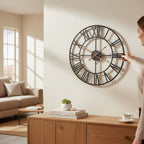 Standuhren.com 🕰️ AMS W9685 Wanduhr mit schwarzem Metallgehäuse, römischen Ziffern und kupferfarbenen Zeigern an Wand