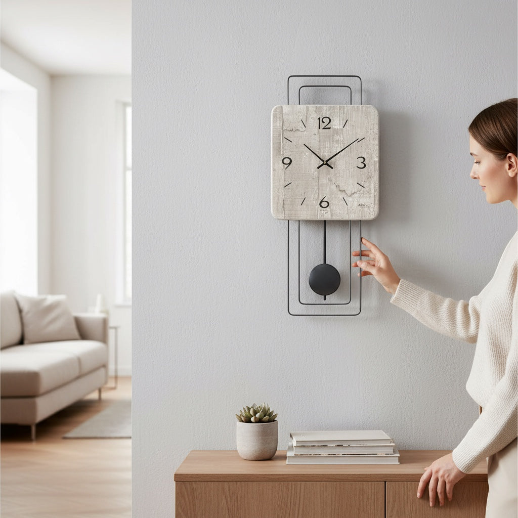 Standuhren.com 🕰️ AMS W7503 Pendelwanduhr mit Betonoptik-Zifferblatt und modernem Holzgehäuse in einem Wohnraum.