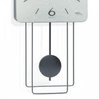 Standuhren.com 🕰️ AMS W7500 Pendelwanduhr mit silbernem Aluminium-Zifferblatt und modernem Pendel aus Metall