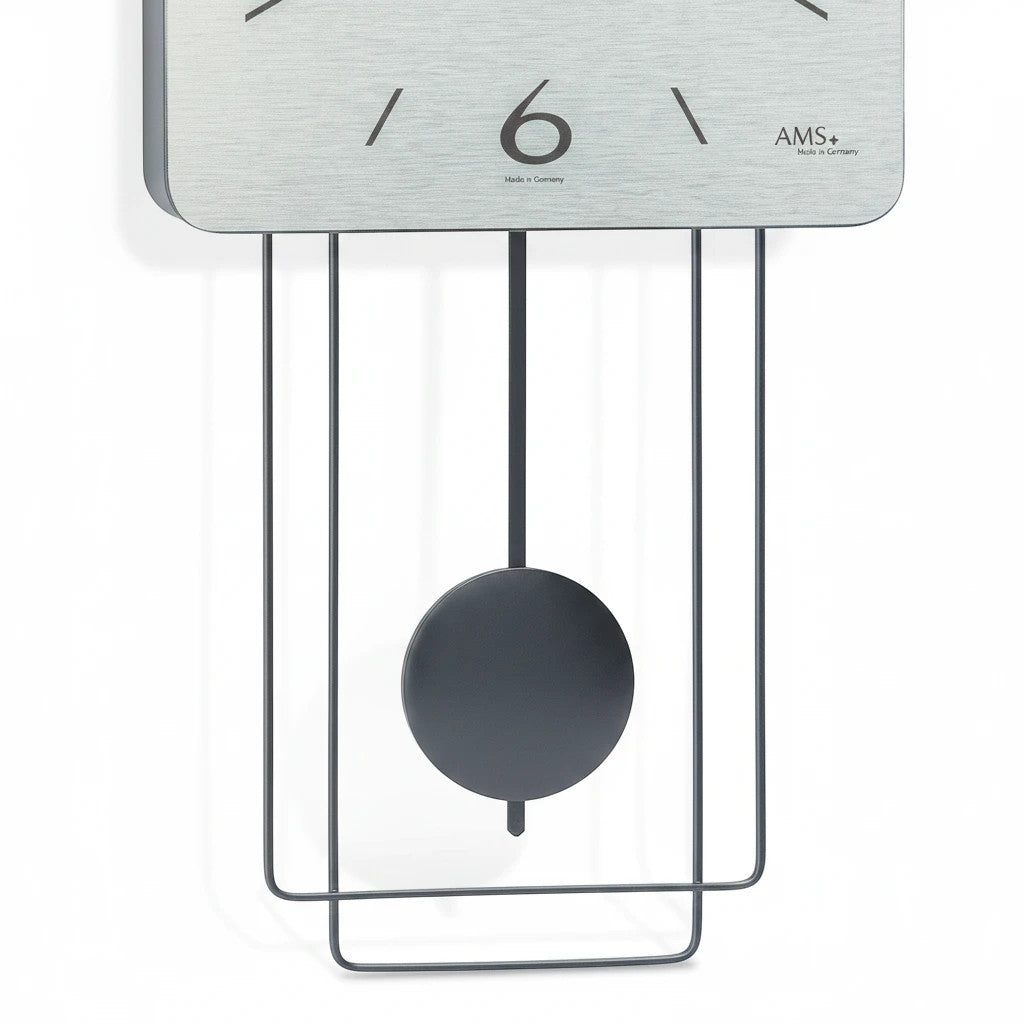 Standuhren.com 🕰️ AMS W7500 Pendelwanduhr mit silbernem Aluminium-Zifferblatt und modernem Pendel aus Metall