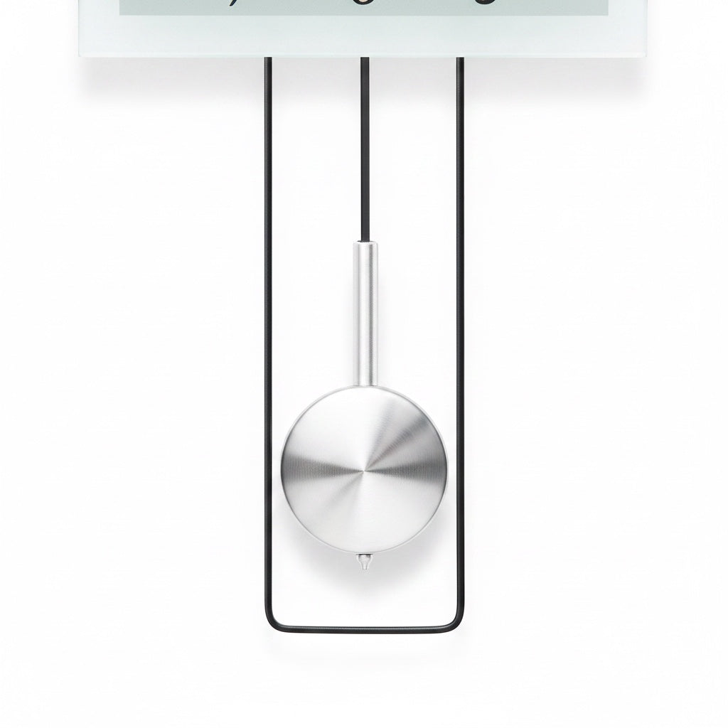 Standuhren.com Pendelwanduhr AMS W7504 mit modernem Metall-Pendel und schwarzem Rahmen vor weißem Hintergrund