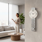 Standuhren.com 🕰️ AMS W7506 Pendelwanduhr mit silbernem Holzgehäuse und Mineralglas-Zifferblatt in modernem Wohnraum