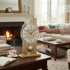 Standuhren.com 🕰️ AMS T1259 Tischuhr aus Holz und Messing mit Pendelwerk und Aluminium-Zifferblatt auf einem Tisch