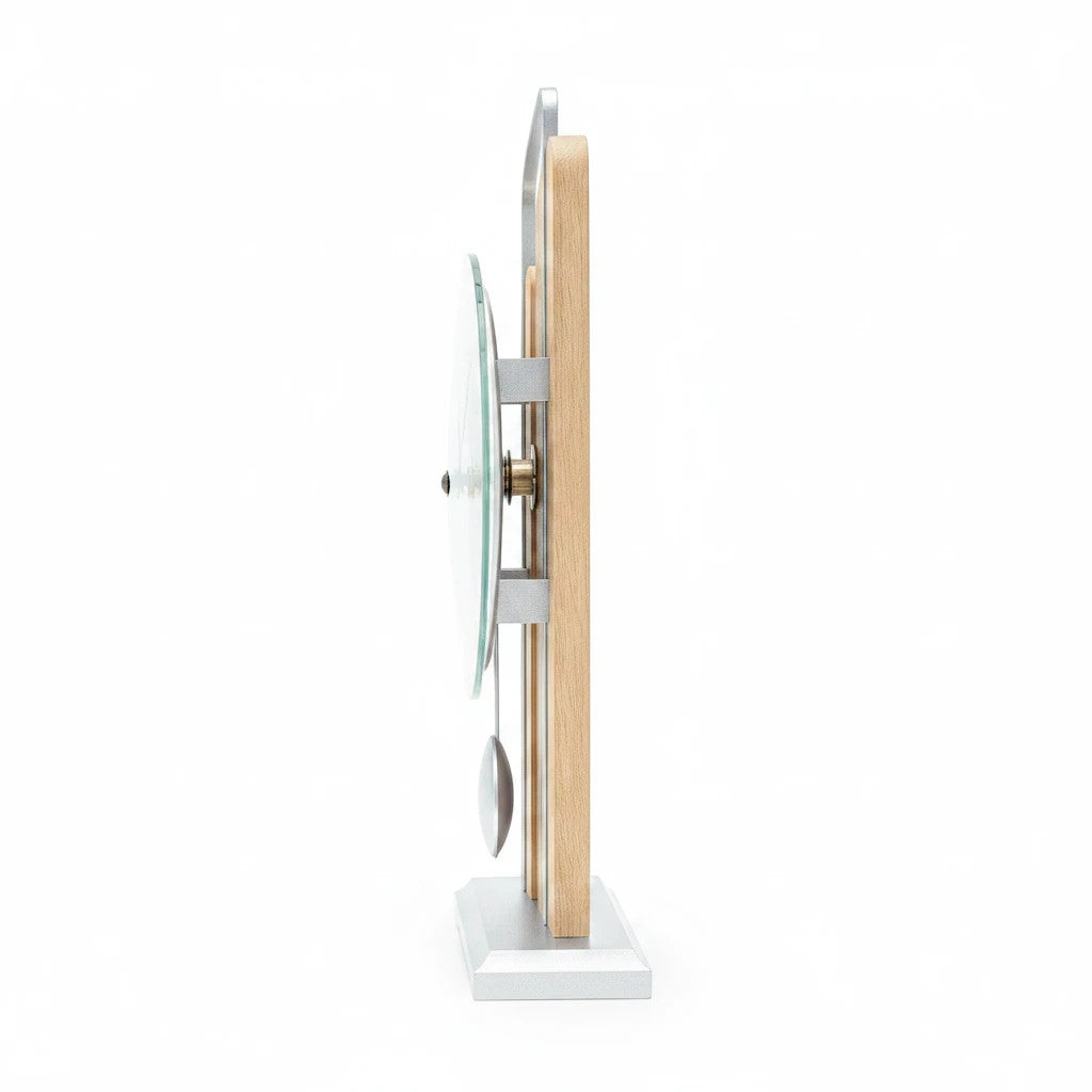 Standuhren.com 🕰️ AMS T1261 Tischuhr in Sonoma-Holzoptik mit Metallakzenten und Pendel in Seitenansicht.
