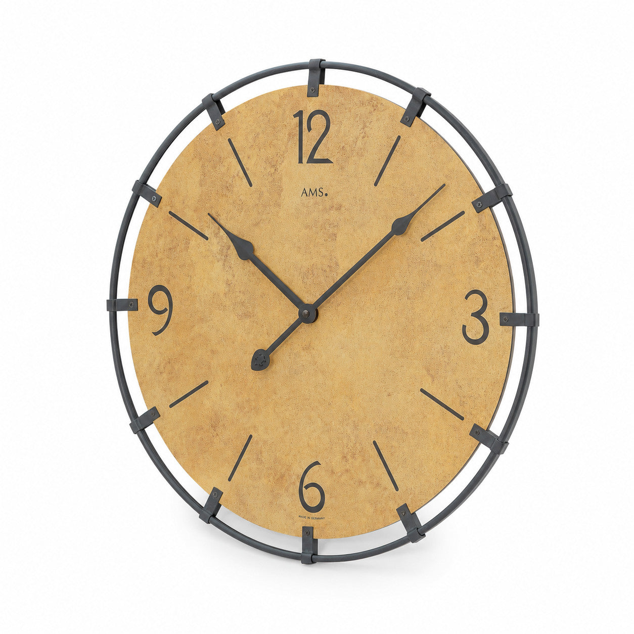 Standuhren.com 🕰️ AMS W9616mo Wanduhr mit hellem Holzgehäuse, schwarzem Metallring und gefrästen Ziffern.
