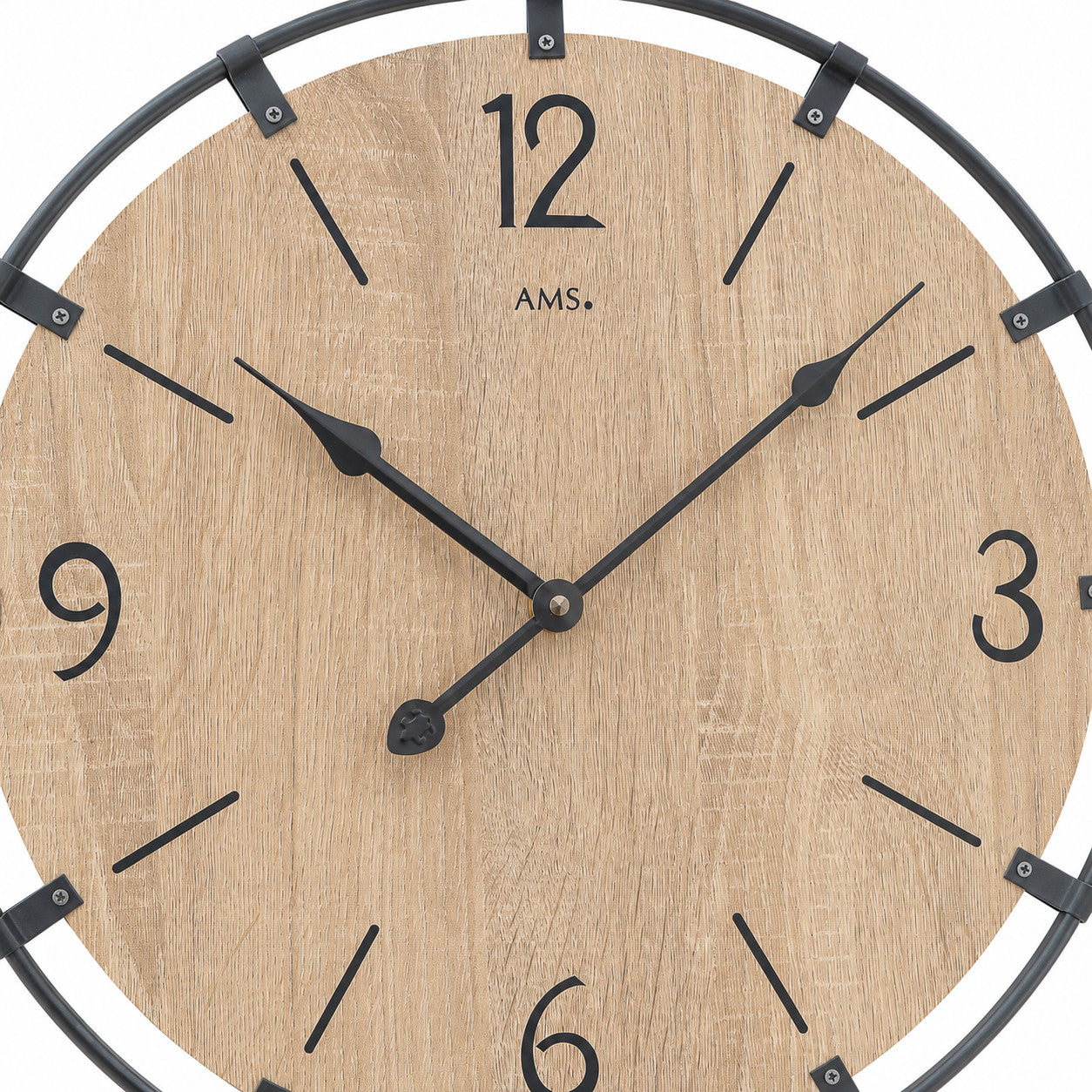 Standuhren.com 🕰️ AMS Wanduhr mit hellem Sonoma-Holz Zifferblatt und schwarzem Metallring im modernen Design